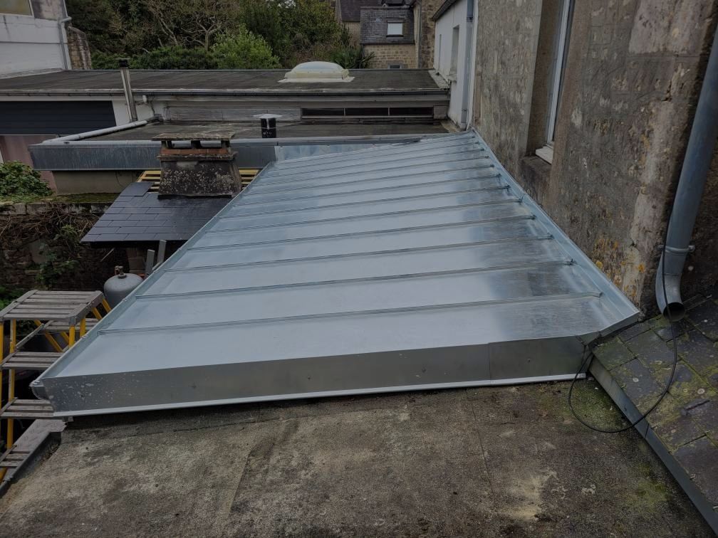 Toiture à faible en pente en zinc réalisé sur une petite extension