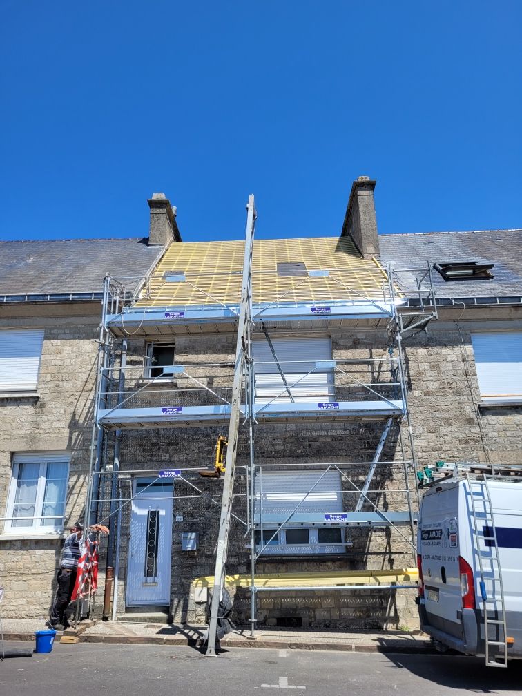 Réparation de toiture sous un ciel bleu dégagé, avec des outils et une camionnette