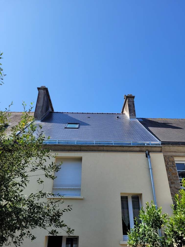 Maisons en pierre aux toits d'ardoise après ITE et bardage