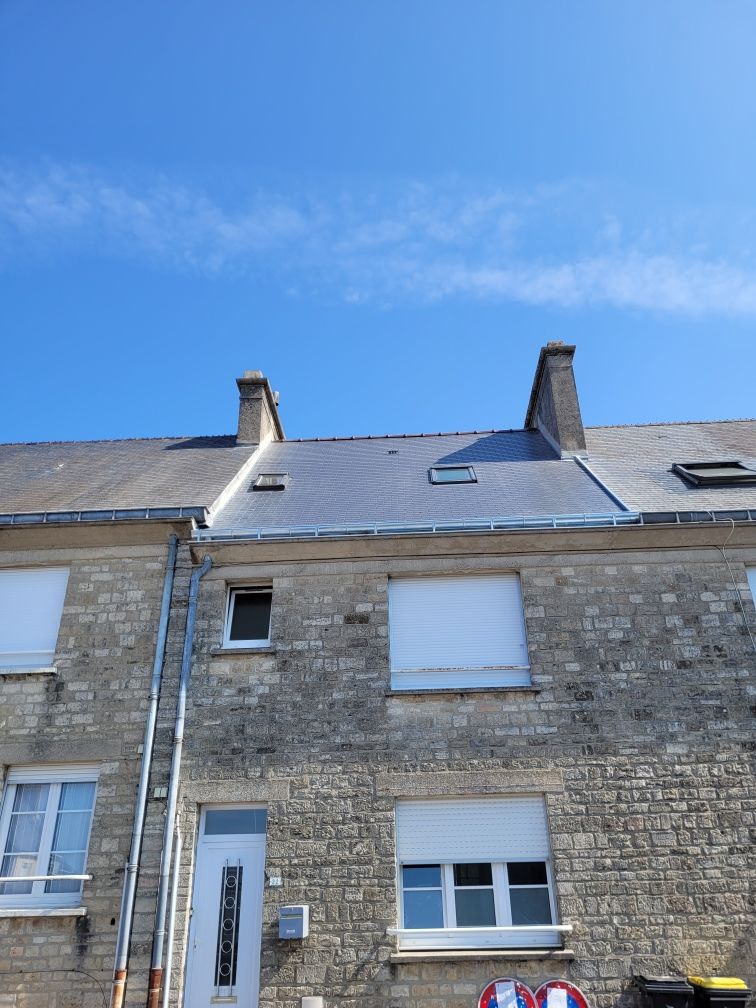 Maisons en pierre aux toits d'ardoise avant ITE et bardage
