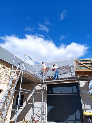 Toiture en cours d'isolation avec membrane d'étanchéité et liteaux en bois