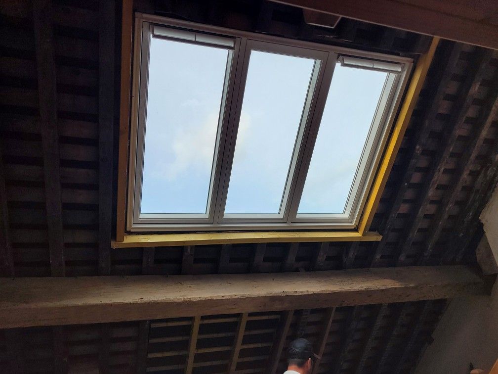 Puits de lumière installé sur les rampants de combles en cours d'aménagement