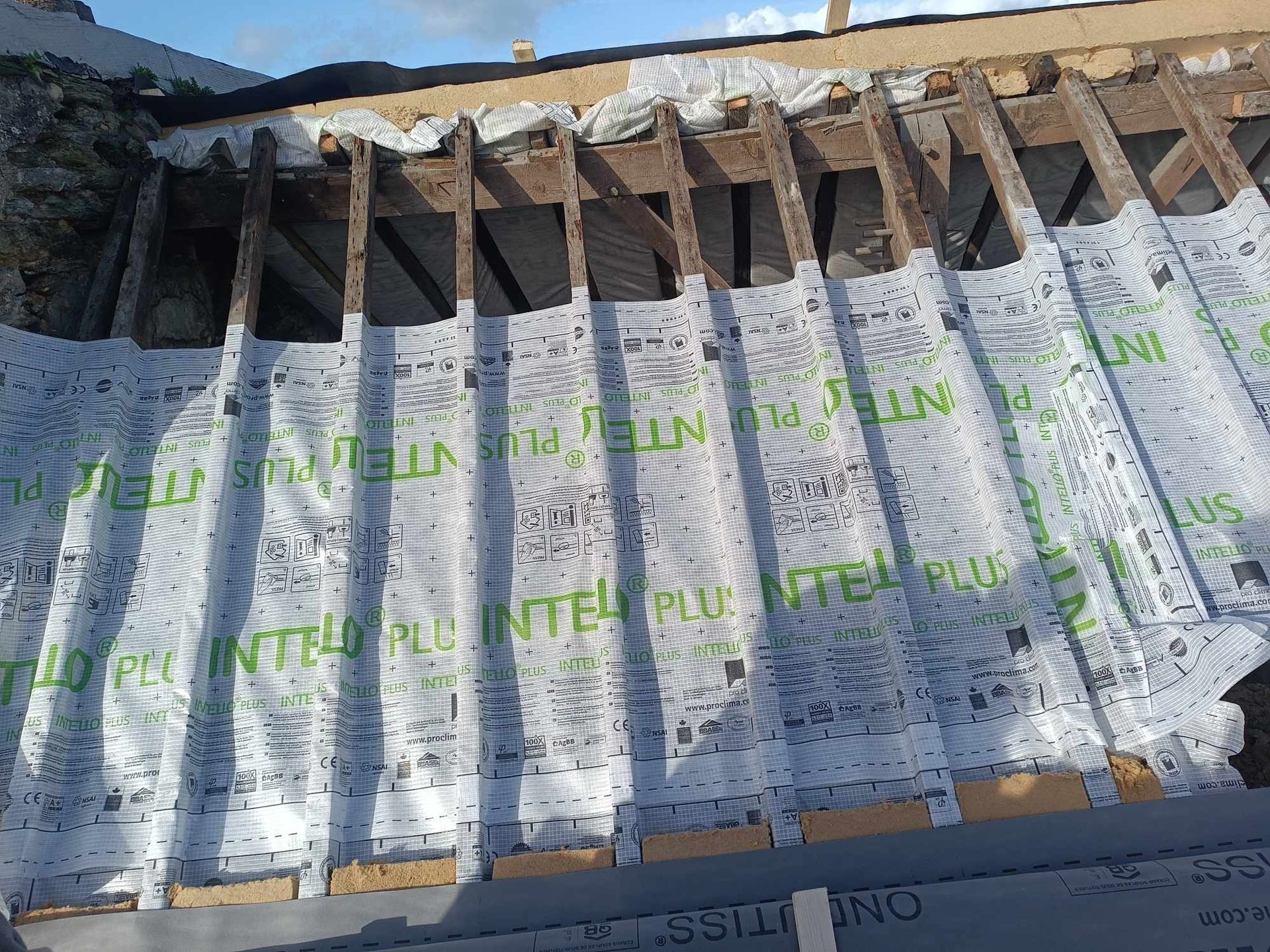 Chantier d'isolation de toiture par méthode Sarking