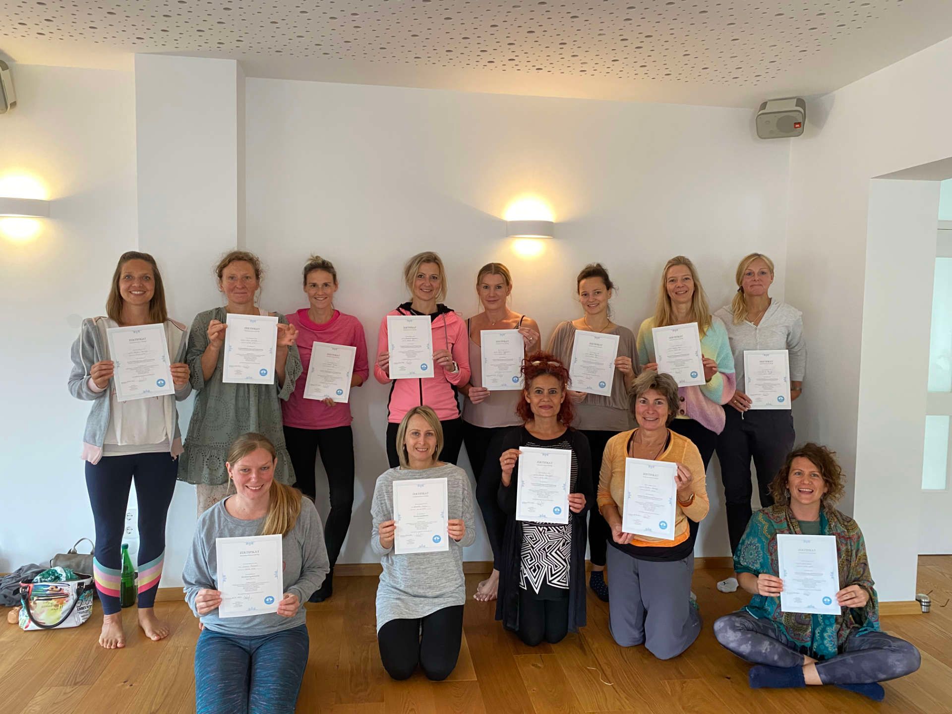 Teilnehmer & Teilnehmerinnen mit Abschlusszertifikaten als Fachkraft für Kinderyoga