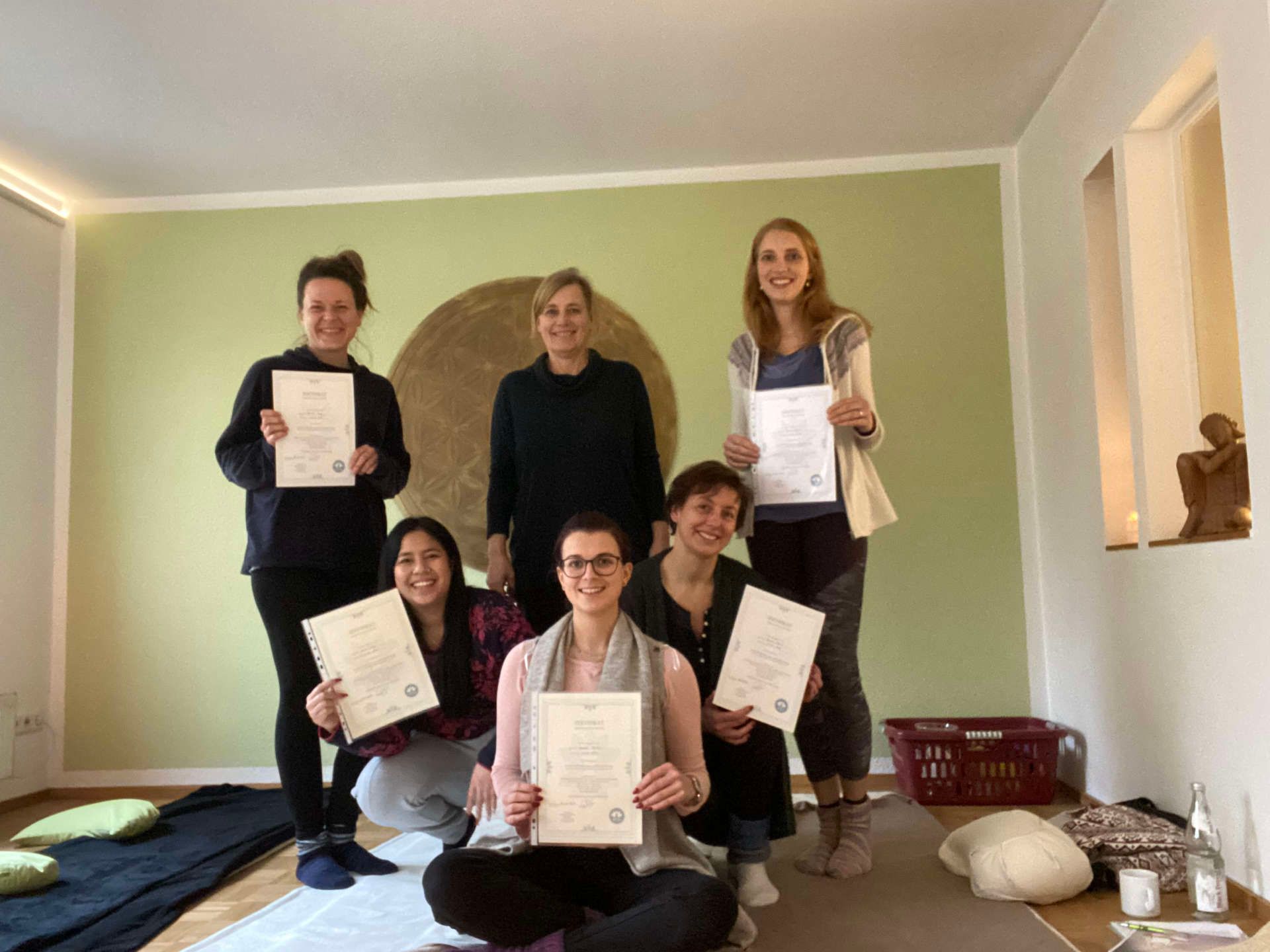 Teilnehmer & Teilnehmerinnen mit Abschlusszertifikaten als Fachkraft für Kinderyoga