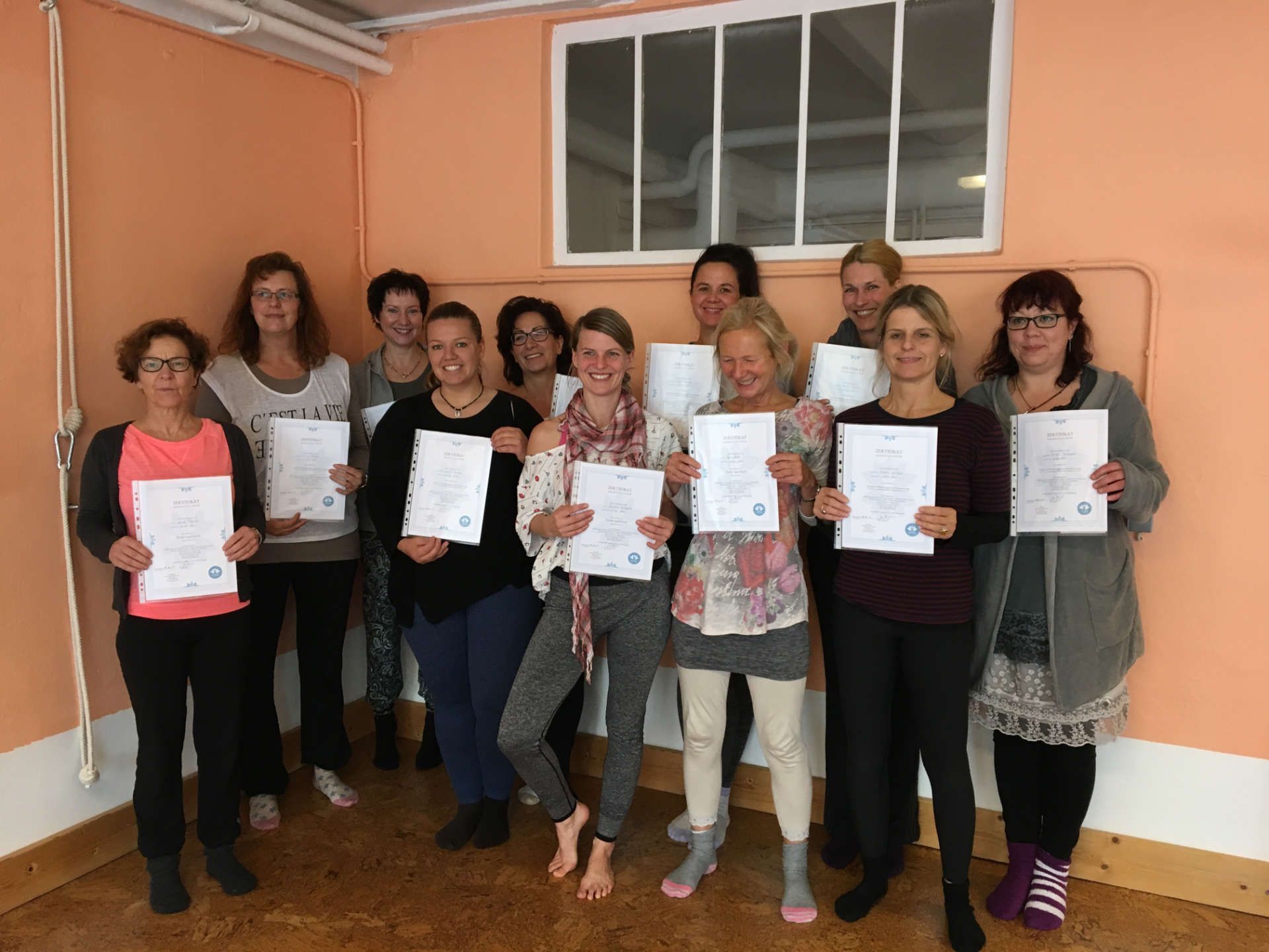 Teilnehmer & Teilnehmerinnen mit Abschlusszertifikaten als Fachkraft für Kinderyoga