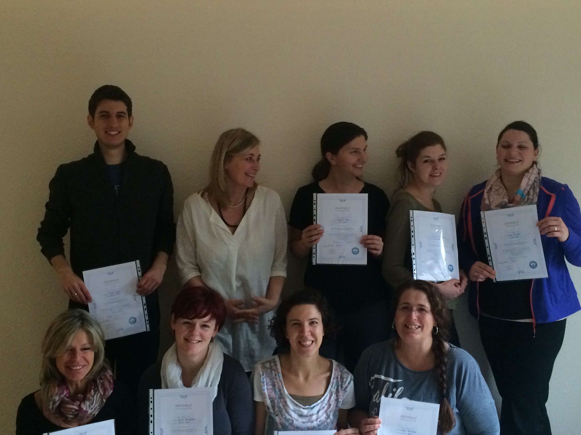 Teilnehmer & Teilnehmerinnen mit Abschlusszertifikaten als Fachkraft für Kinderyoga