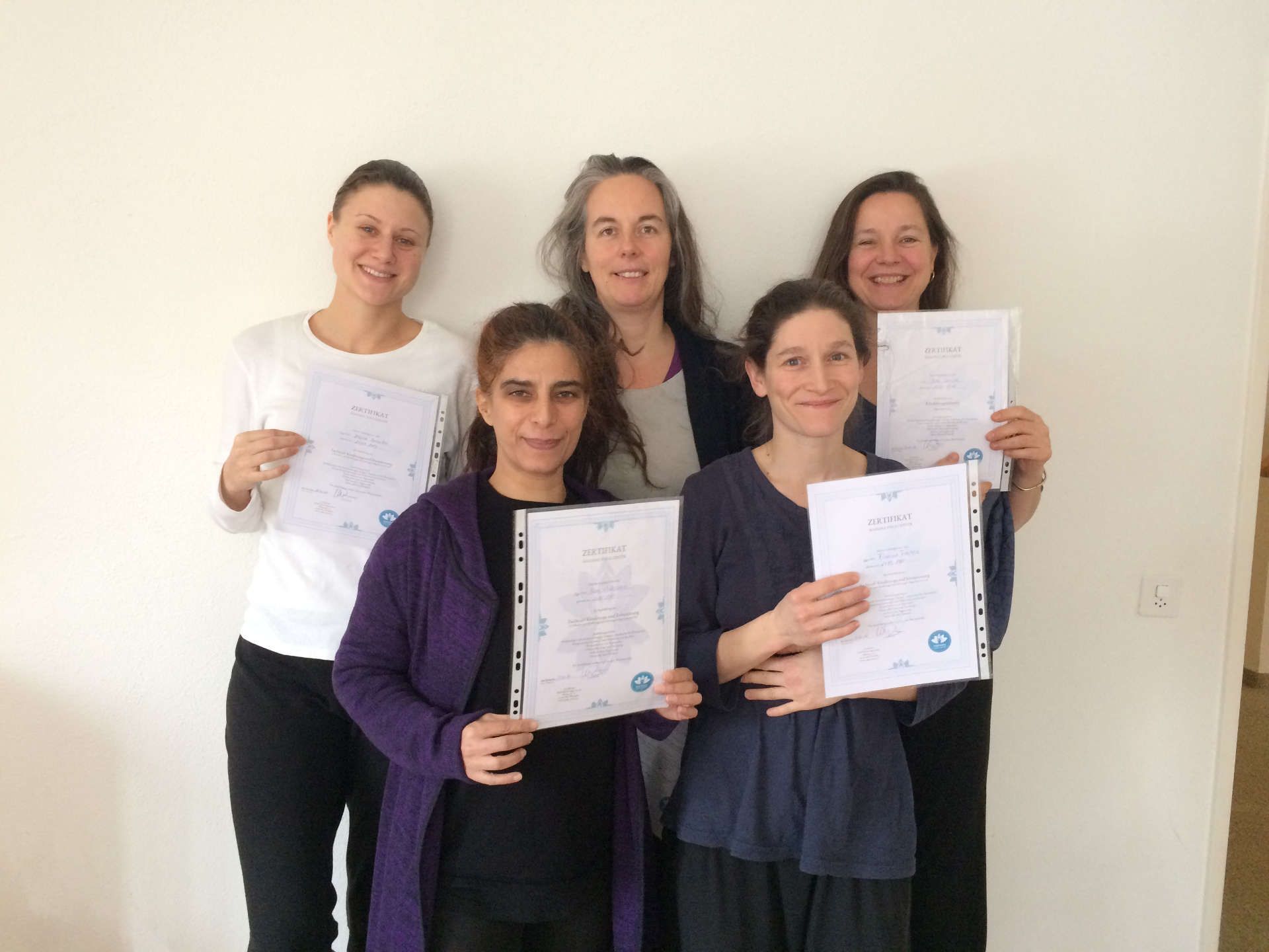 Teilnehmer & Teilnehmerinnen mit Abschlusszertifikaten als Fachkraft für Kinderyoga