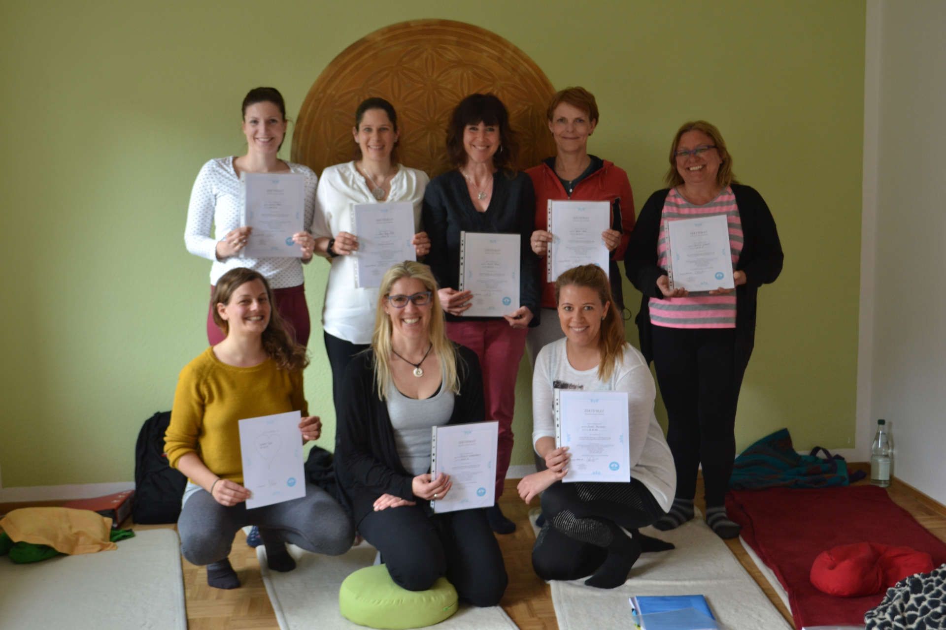 Teilnehmer & Teilnehmerinnen mit Abschlusszertifikaten als Fachkraft für Kinderyoga