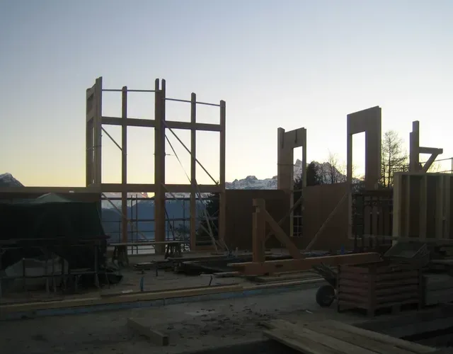 Chantier de construction avec une structure métallique au crépuscule, se détachant sur le ciel.
