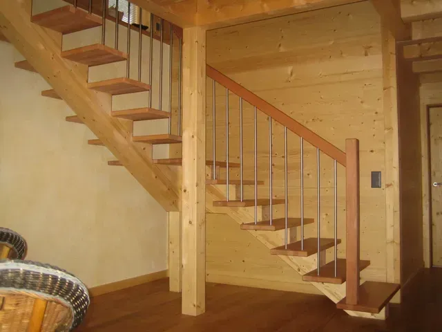 Escalier intérieur en bois avec rampe dans un intérieur de cabane rustique