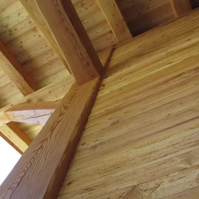 Vue d'en bas du plafond et des poutres en bois du porche, 