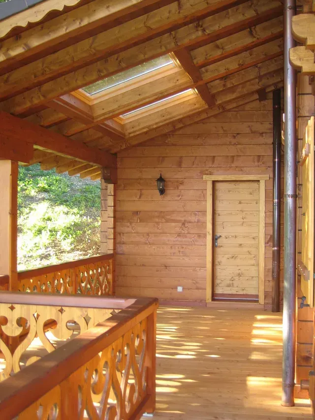 Intérieur de véranda en bois avec balustrade sculptée