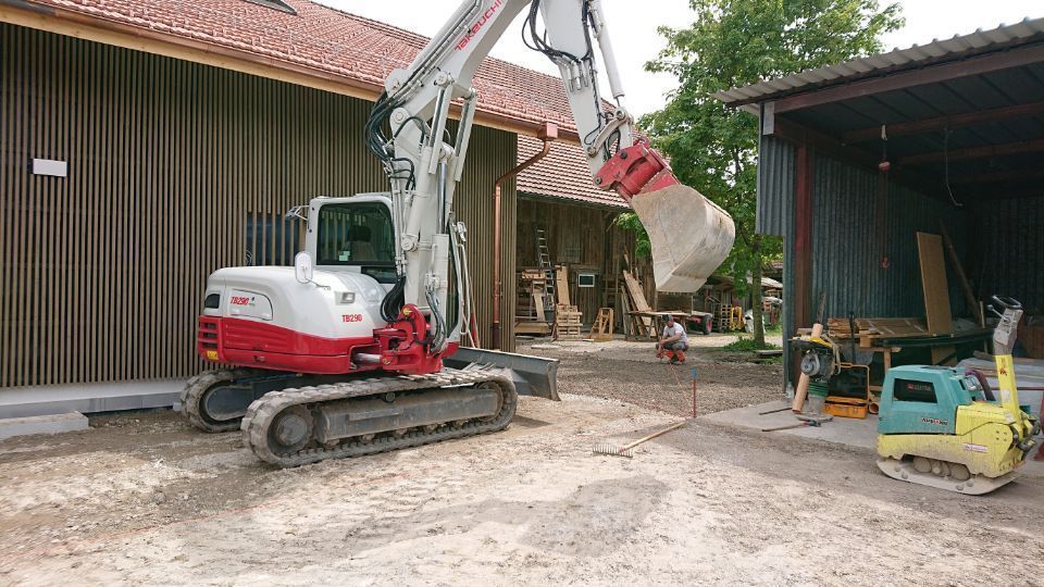Bagger der Leuenberger Tiefbau AG