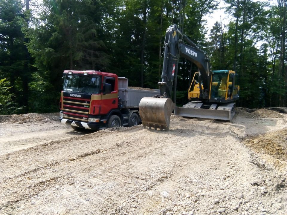 Transporter und Bagger der Leuenberger Tiefbau AG