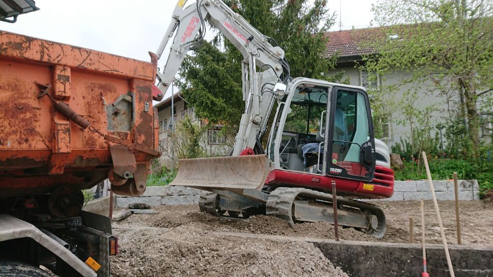 Bagger der Leuenberger Tiefbau AG