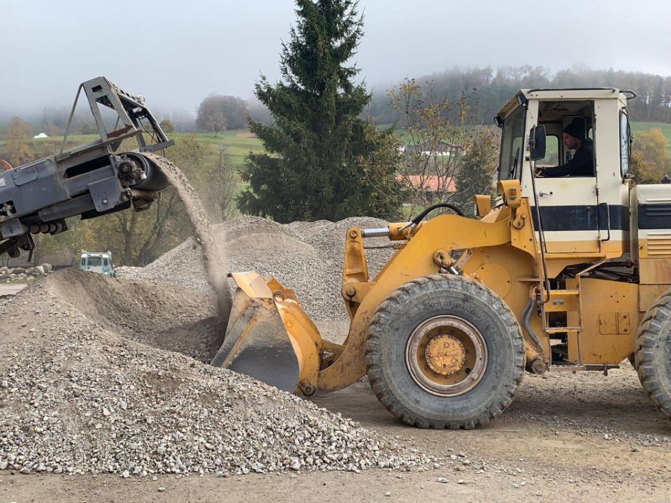 Bagger schaufelt Kies