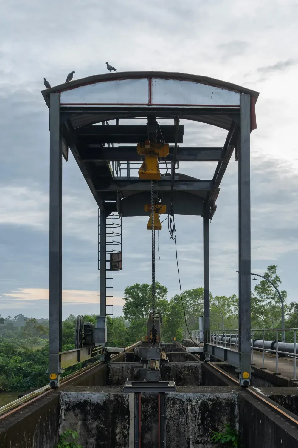 Zona en construcción con edificios de gran altura parcialmente construidos y grúas contra un cielo despejado.