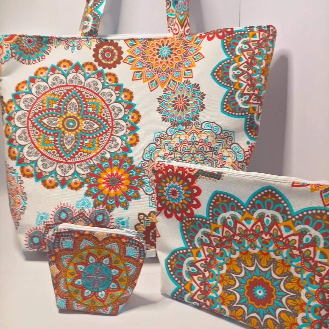 Una bolsa de mano con un estampado floral.