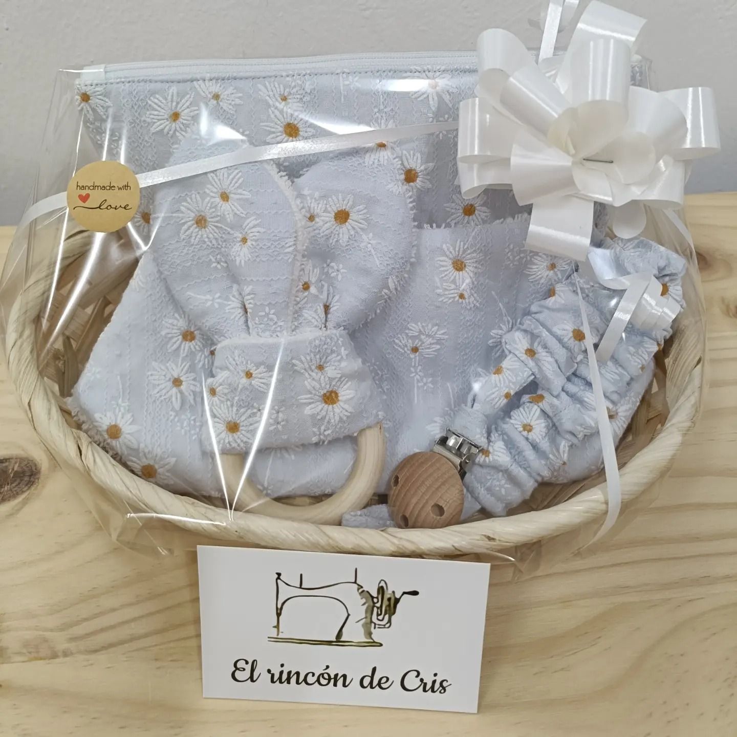 Una cesta de mimbre llena de una variedad de artículos y un cartel que dice el rincón de cris