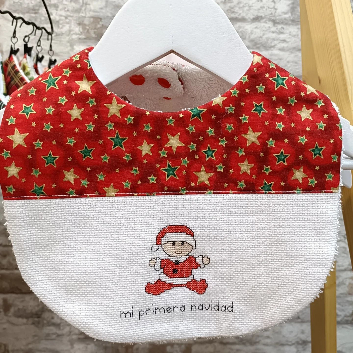 Un babero con una imagen de Papá Noel y las palabras