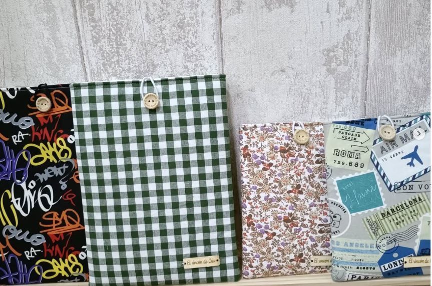 Tres piezas de tela, una de ellas con la inscripción 