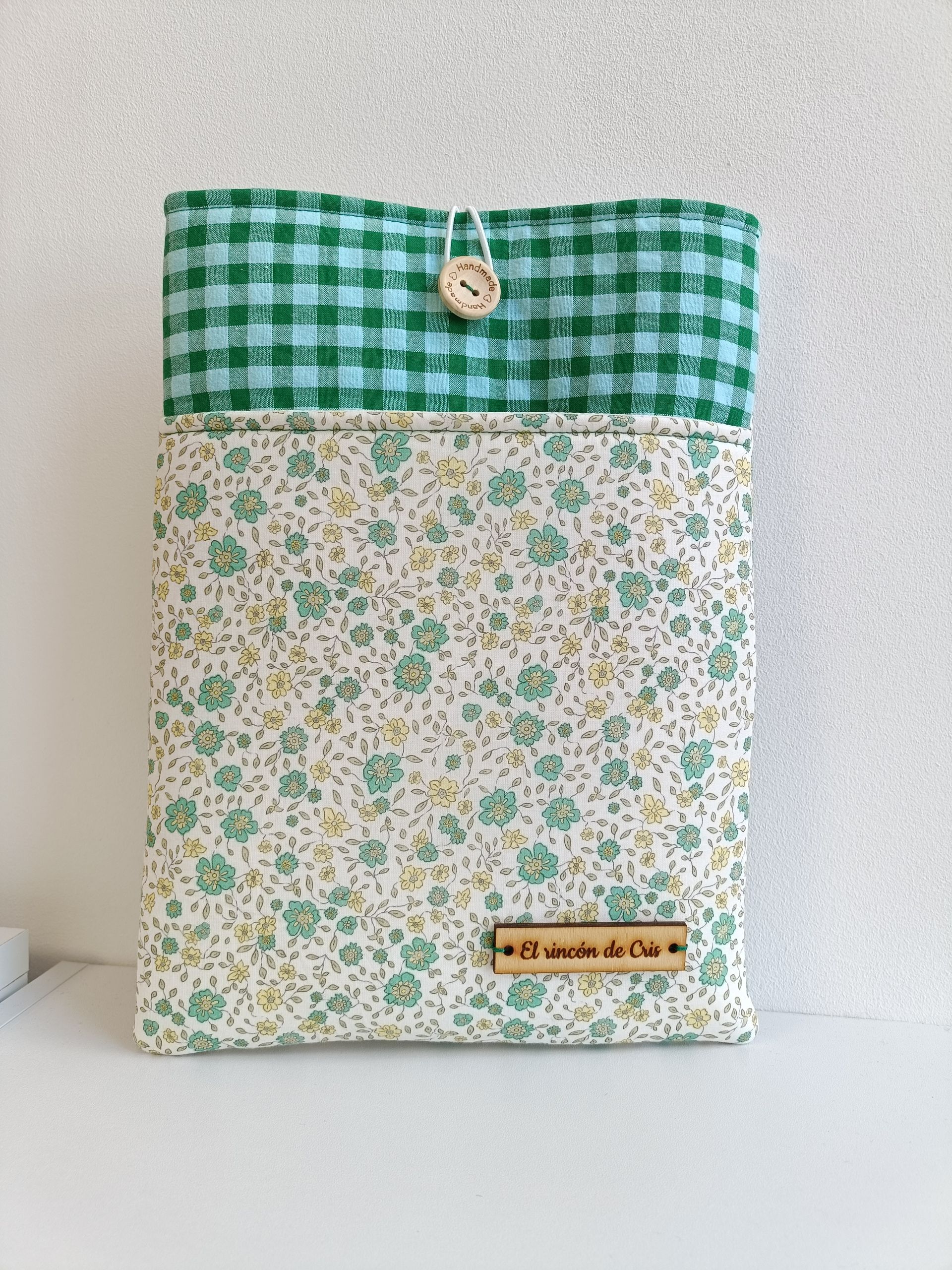 Una mesa blanca con un patrón floral azul y blanco sobre ella.