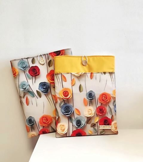 Dos bolsas con flores están sobre una mesa.