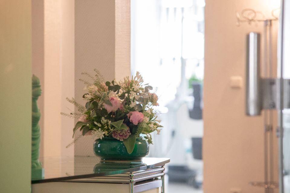 Blumen in einer grünen Vase