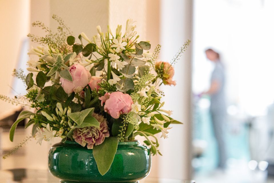 Blumen in einer grünen Vase