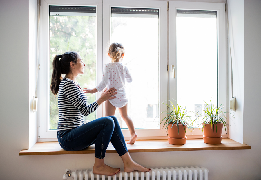 Femme assise sur un radiateur avec un enfant