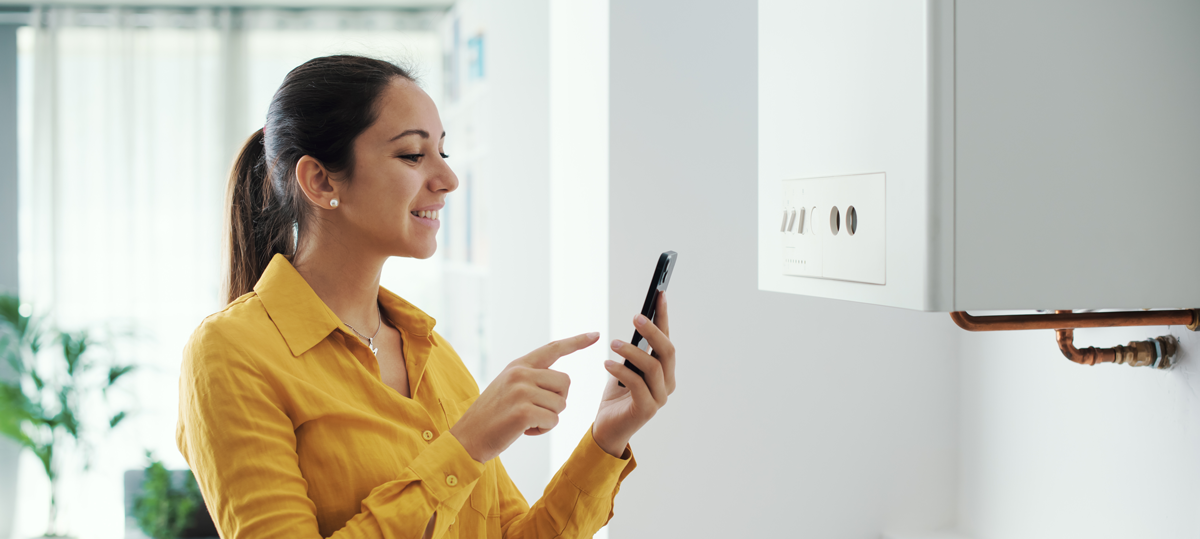 Femme souriante sur son téléphone