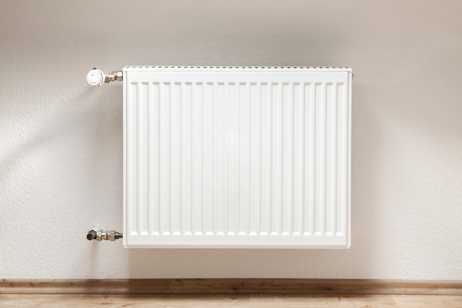 Radiateur contre un mur clair