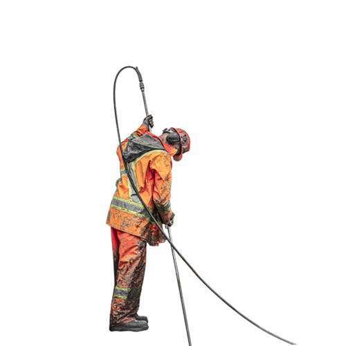 Homme en combinaison réfléchissante avec un tuyau