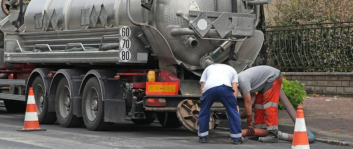 Deux hommes sur un chantier d'assainissement