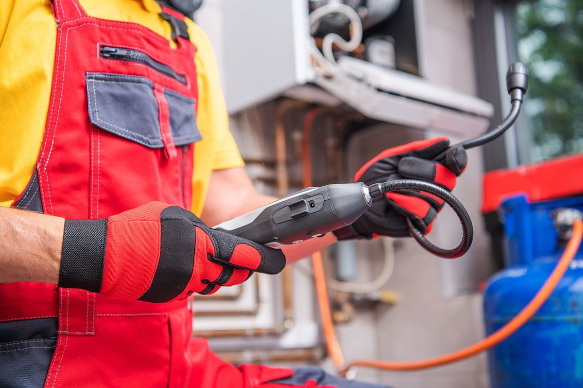 Technicien avec un appareil de détection