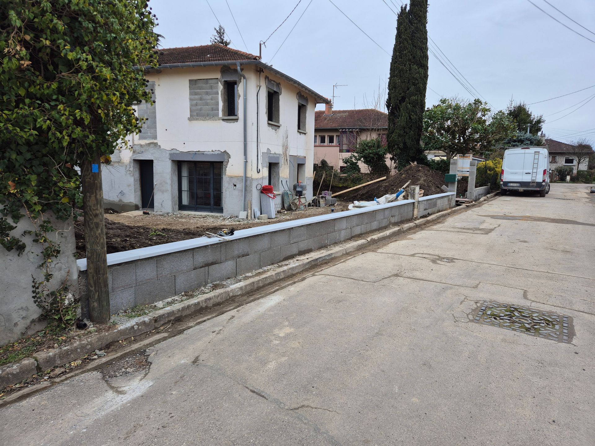 Maison à rénover avec création d'ouverture et mur de clôture en parpaing