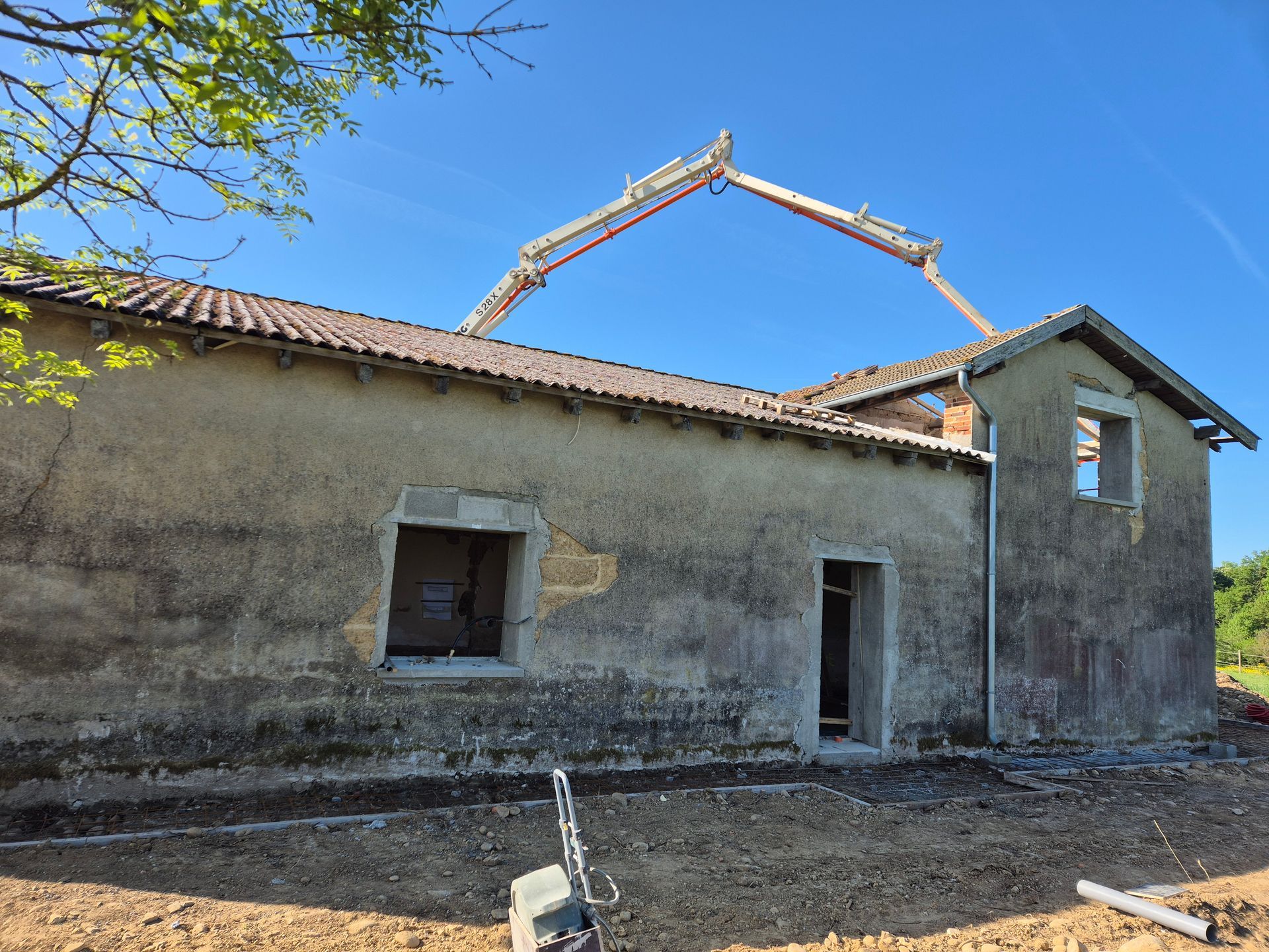 Maison à restaurer et grue de chantier en arrière plan
