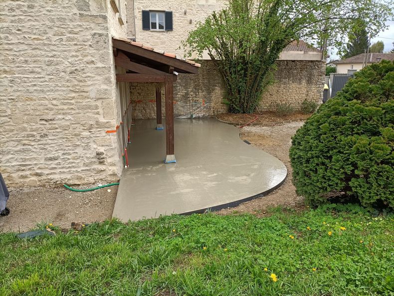 Chape de terrasse en béton et mur de facade en pierre