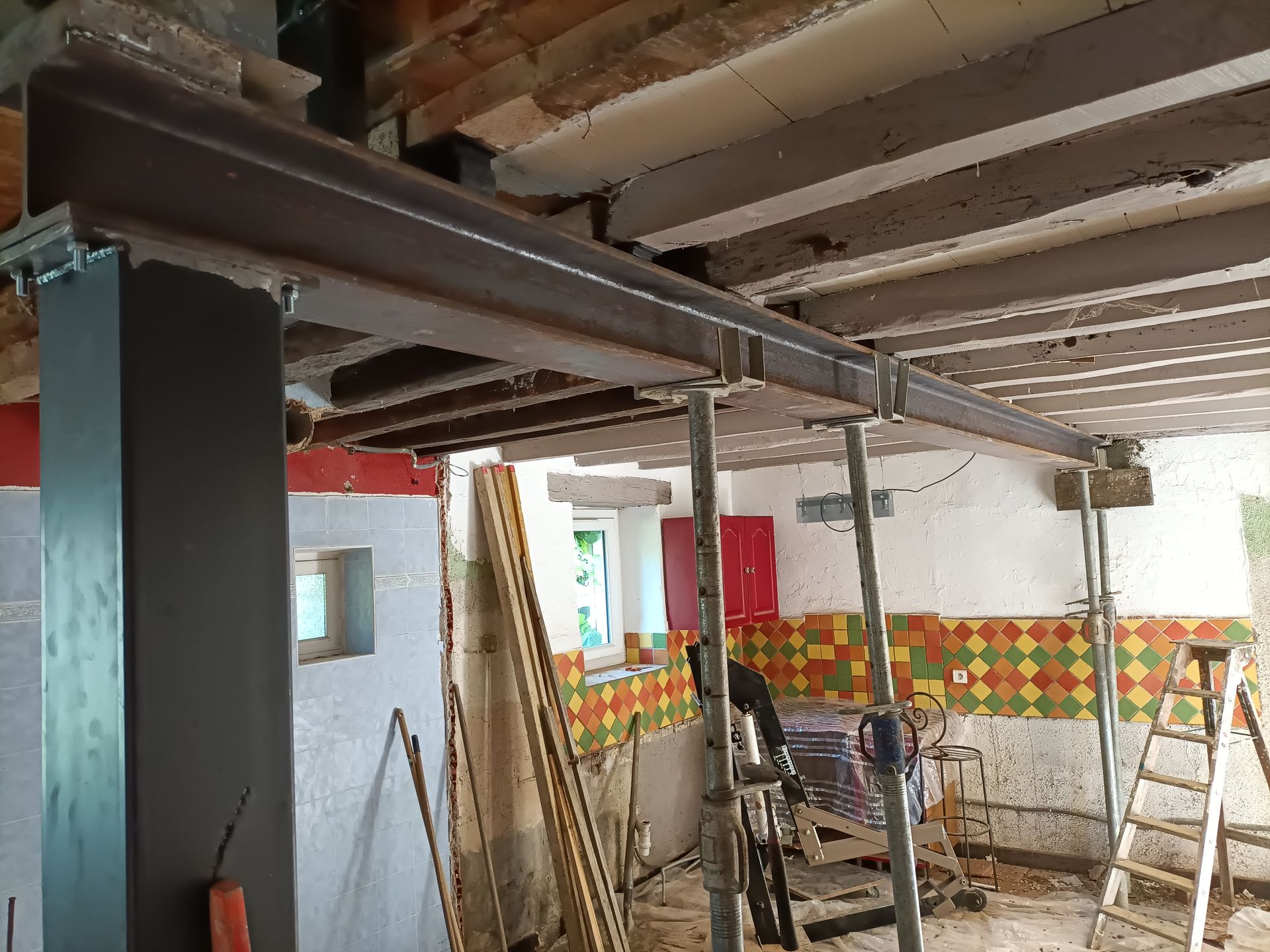 Poutre en IPN qui soutiennent un plancher de maison