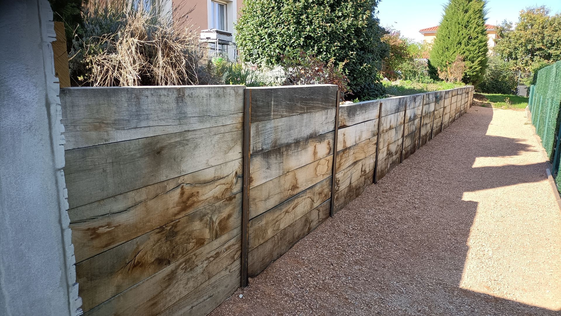 Mur en chêne avec poutres IPN en métal