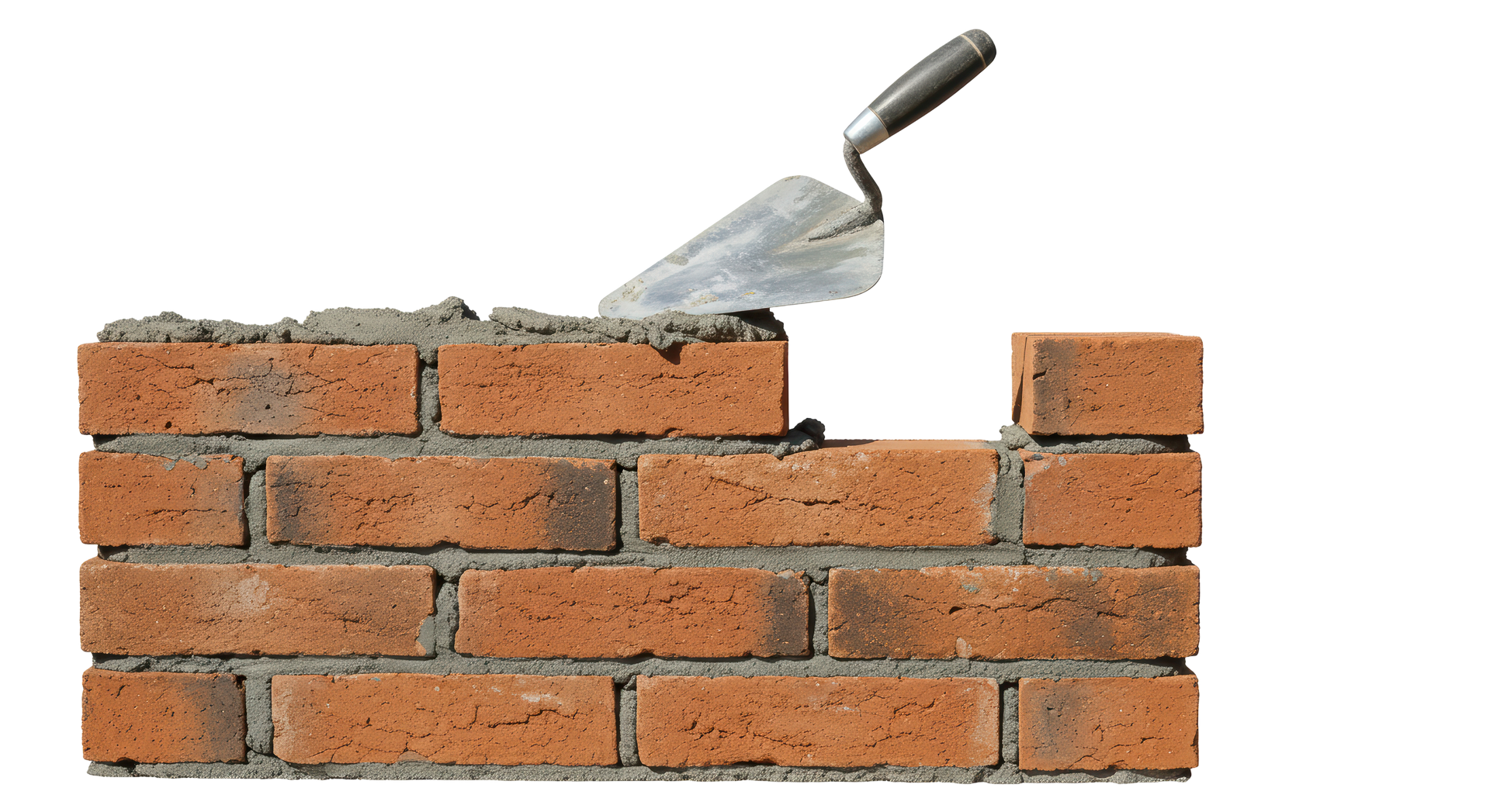 Application de mortier à la truelle sur un mur de briques partiellement construit, présentant un espace au milieu.