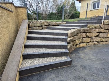 Escalier extérieur avec graviers et pavés, muret en pierre 