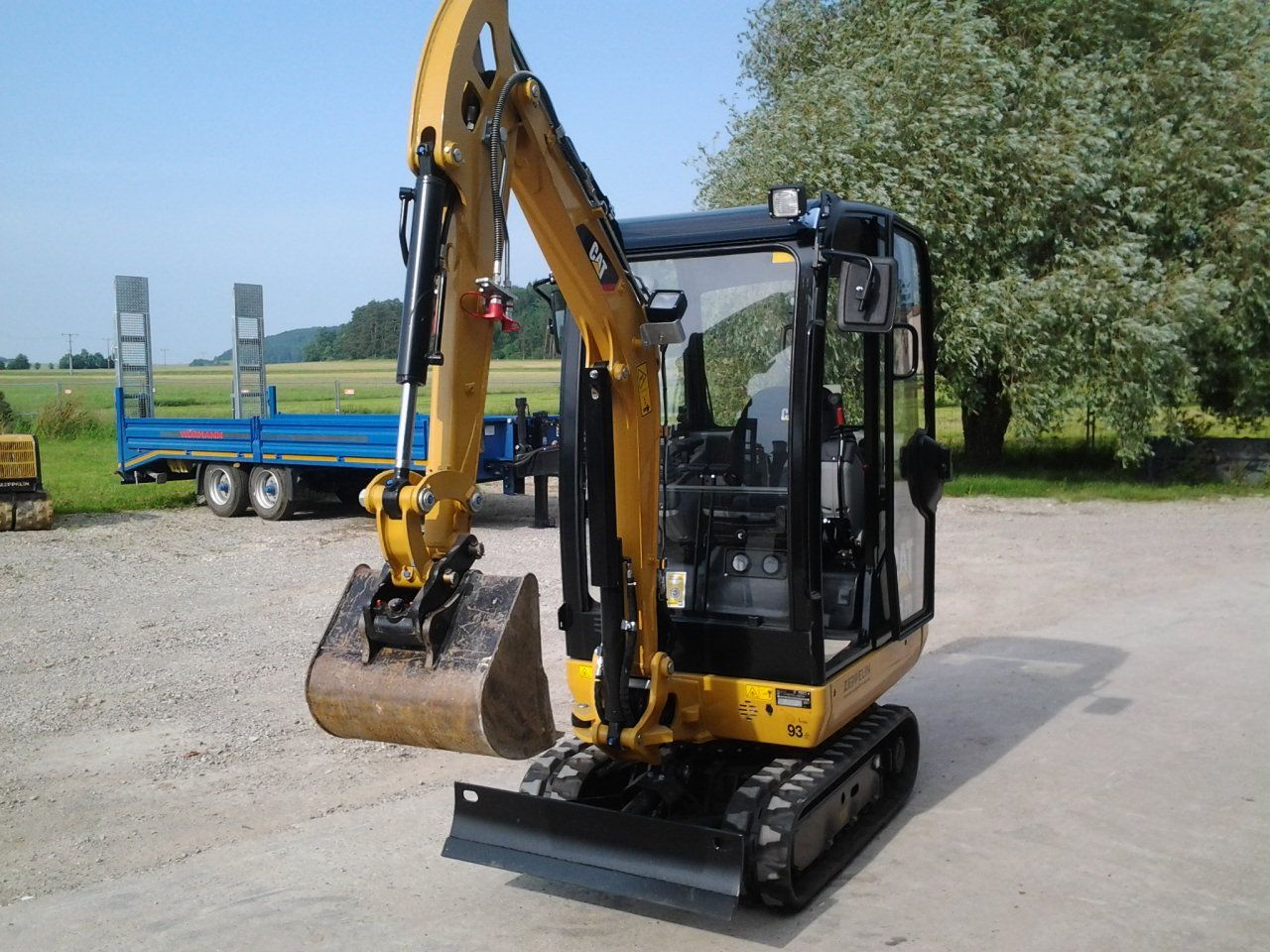 Weingärtner Baumaschinen – gelber Kompaktbagger auf dem Firmengelände