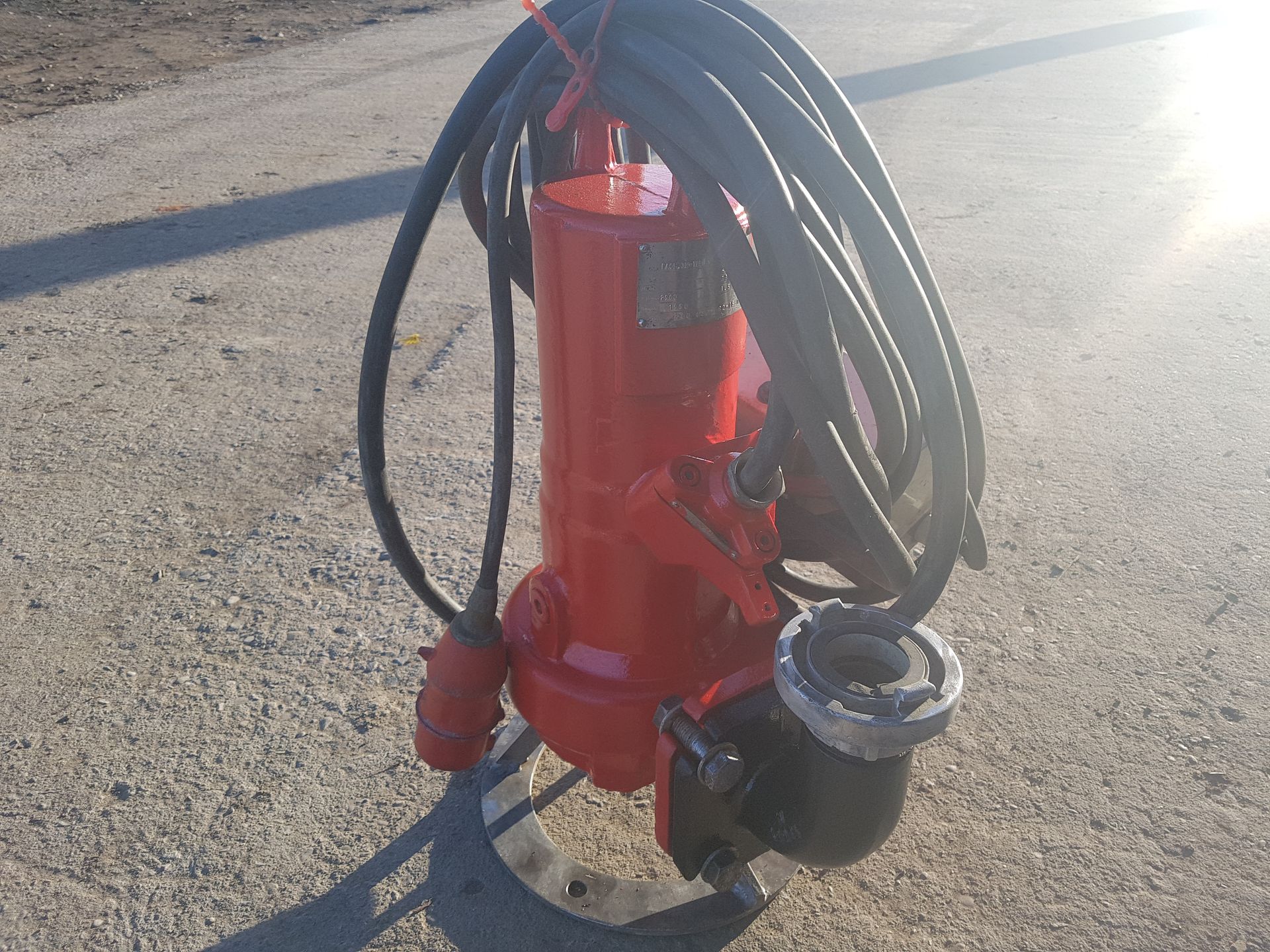 Weingärtner Baumaschinen – Schmutzwasserpumpe mit Schläuchen in Transportstellung