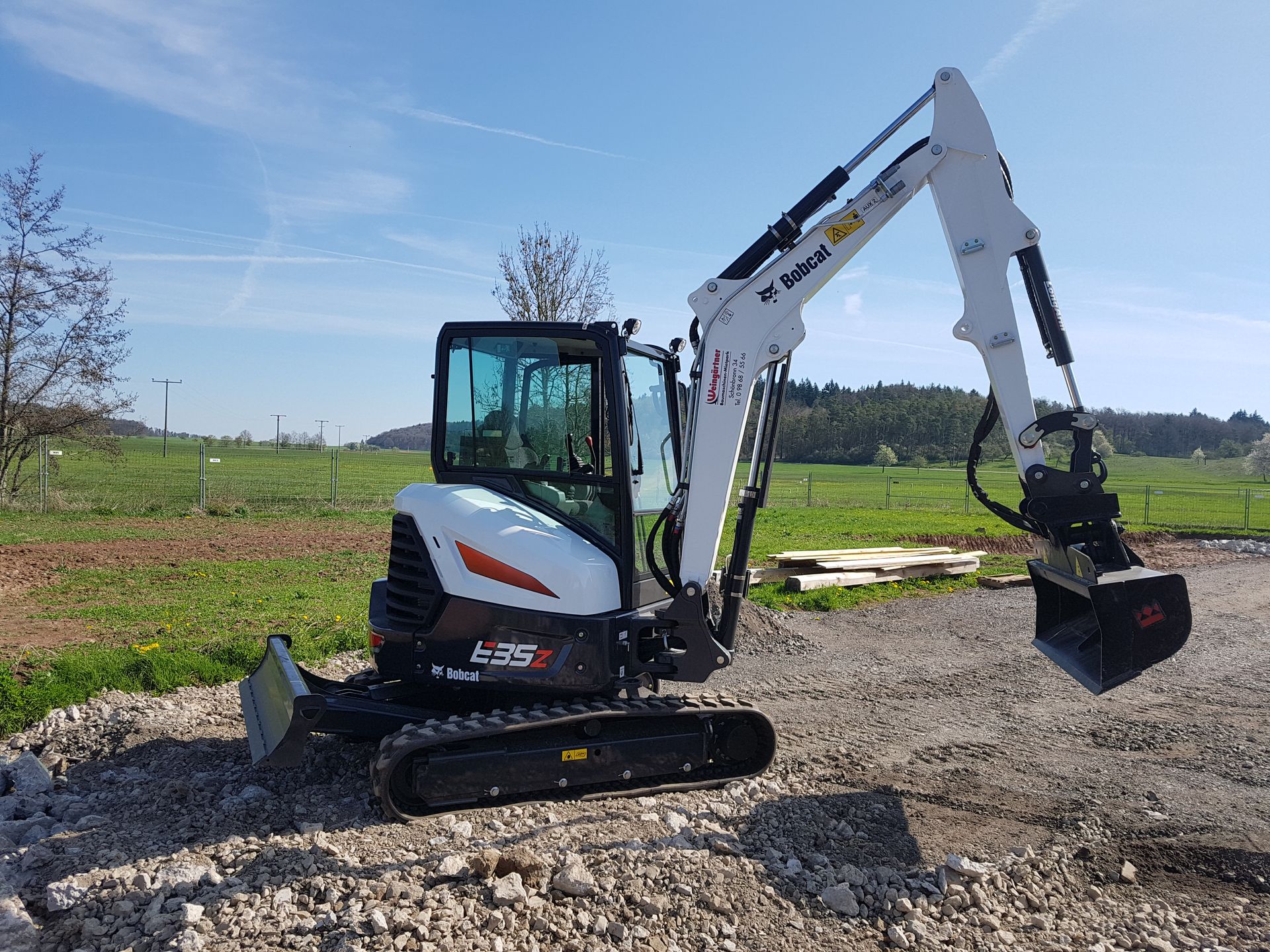 Weingärtner Baumaschinen – Bagger mit breitem Schaufelaufsatz