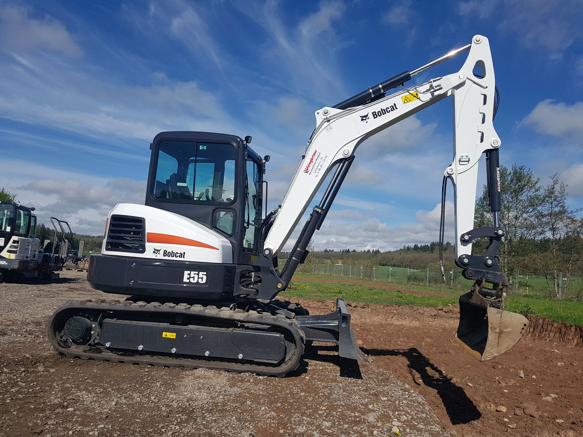 Weingärtner Baumaschinen – Bagger mit breitem Schaufelaufsatz