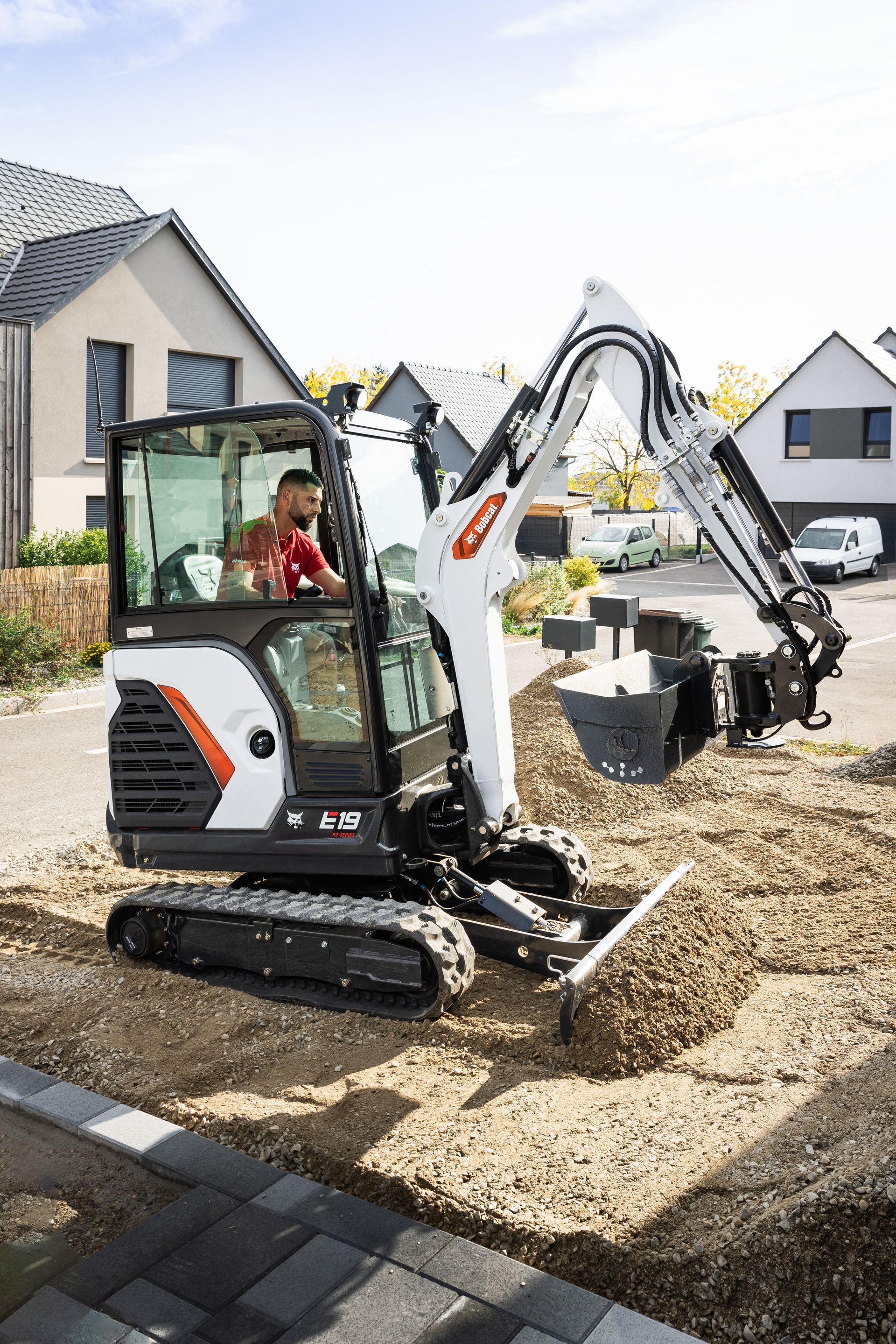Weingärtner Baumaschinen – Kompaktbagger an einem Kieshügel