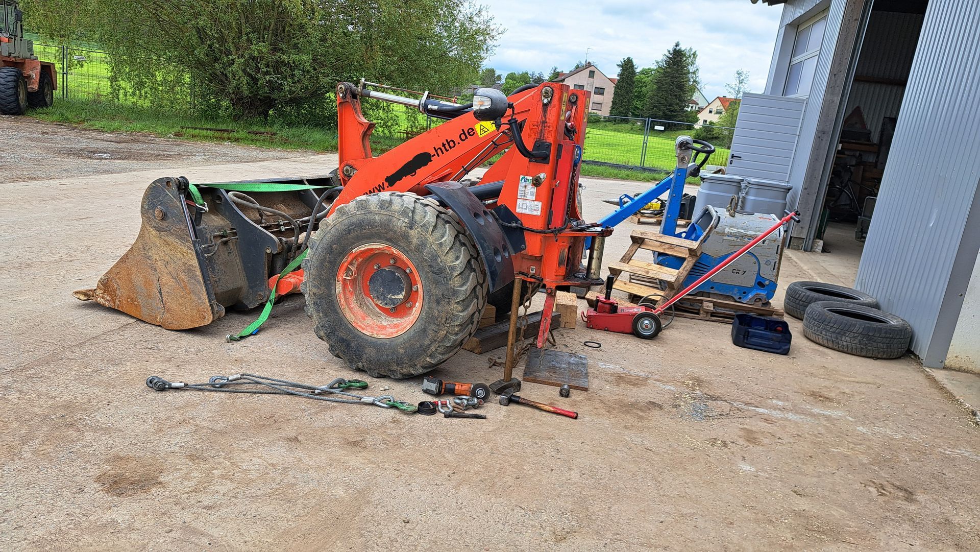 Weingärtner Baumaschinen – zwei Arbeiter in Schutzausrüstung an einem Roboterarm
