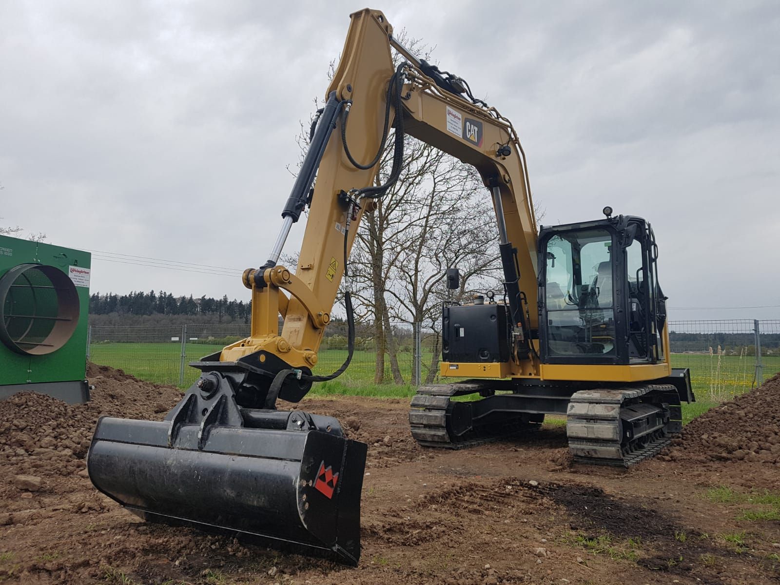 Weingärtner Baumaschinen – Bagger mit breitem Schaufelaufsatz